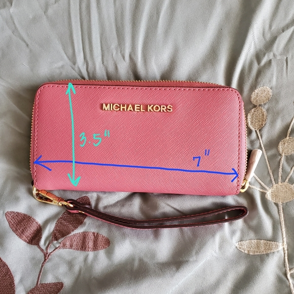 💕HP💕 Authentic MK Jet Set - Picture 8 of 16